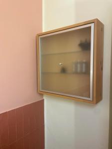 un televisor a un lado de una pared en Distilia Dimora Salentina, en San Cesario di Lecce