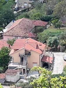 une vue aérienne sur une maison aux toits rouges dans l'établissement Apartman Mia, à Kamenari