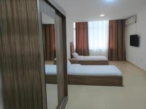 Ein Bett oder Betten in einem Zimmer der Unterkunft الريان للشقق الفندقية