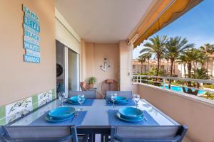 comedor con mesa y sillas y balcón en Apartamento Syros, en Jávea