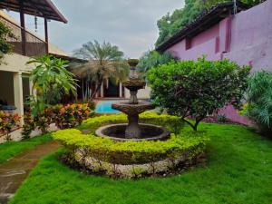 un jardín con una fuente en medio de un patio en Casa Riverstone en León