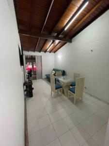 a living room with a table and chairs at Agradable casa en Cúcuta cerca al CC Unicentro in Cúcuta