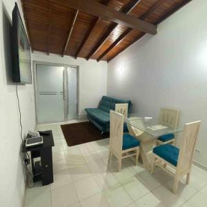 - un salon avec une table en verre et un canapé dans l'établissement Agradable casa en Cúcuta cerca al CC Unicentro, à Cúcuta