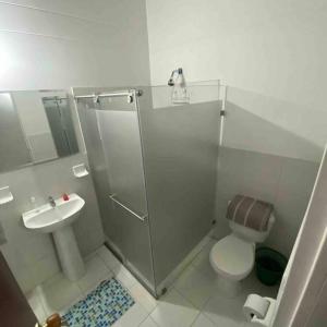 ein Bad mit einer Dusche, einem WC und einem Waschbecken in der Unterkunft Agradable casa en Cúcuta cerca al CC Unicentro in Cúcuta