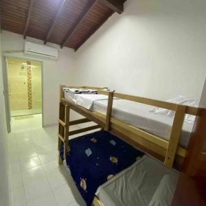 1 Schlafzimmer mit 2 Etagenbetten in einem Zimmer in der Unterkunft Agradable casa en Cúcuta cerca al CC Unicentro in Cúcuta