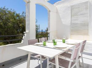 Balkón alebo terasa v ubytovaní Modern Townhouse with sea view in Marbella