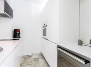 Kuchyňa alebo kuchynka v ubytovaní Modern Townhouse with sea view in Marbella