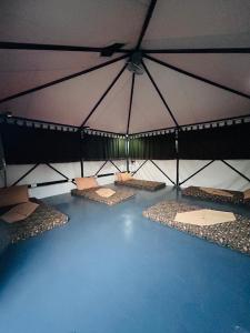 um quarto com quatro camas numa tenda em Camp Backpackers Port Barton em San Vicente