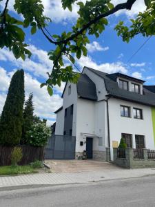 una casa blanca con techo negro en Apartment Dubnica-Prejta 2, en Dubnica nad Váhom