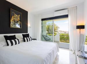 Posteľ alebo postele v izbe v ubytovaní Modern Townhouse with sea view in Marbella
