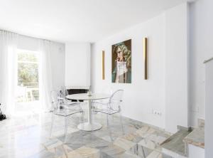 Posedenie v ubytovaní Modern Townhouse with sea view in Marbella