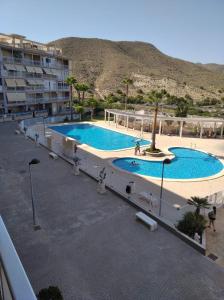 vista sul soffitto di una piscina in un edificio di Precioso Apartamento Vistar mar/montaña a El Campello