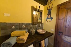 MelにあるCastello di Zumelleのバスルーム(洗面台、鏡付)