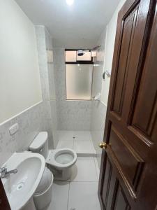 La salle de bains est pourvue de toilettes et d'un lavabo. dans l'établissement Hospedaje Catalina, à Pisac