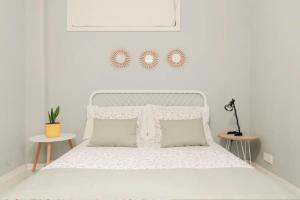 1 dormitorio blanco con 1 cama blanca y 2 mesas en Lima House, en Oporto