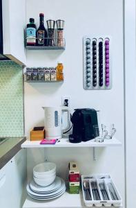 Dapur atau dapur kecil di Intimate well appointed Studio w Pool