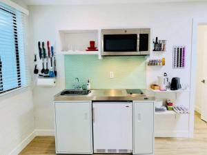 Dapur atau dapur kecil di Intimate well appointed Studio w Pool