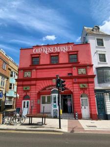 a red building on the corner of a street at STUNNING SEA VIEWS BEACHFRONT 2 BED in Kent