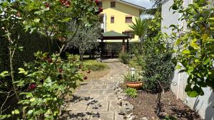 um jardim com um caminho de pedra e um gazebo em La Casa di Gemma em Villa Vomano