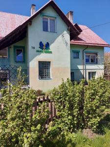 a house with a sign on the side of it at Agroturystyka Zielone Wzgorze in Sikorzyno