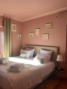 1 dormitorio con 1 cama grande con almohadas blancas en Moulin de Joumard, chambres et table d'hôtes de charme , jacuzzi, sauna, piscine et bain nordique, 