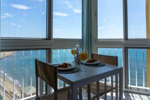 comedor con mesa y vistas al océano en Almirante Apartment Sea Views, en Mijas 28 fotos más