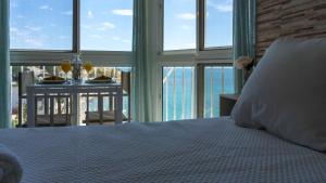 Un dormitorio con una cama con vista al mar. en Almirante Apartment Sea Views, en Mijas