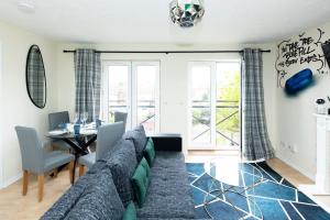 uma sala de estar com um sofá e uma mesa em Escape The Matrix - 2 Bed Flat in City Centre with Free Parking em Southampton