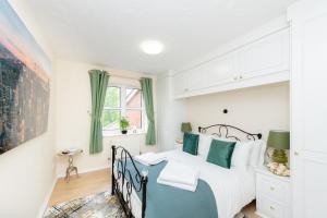 um quarto com uma cama com toques de verde em Escape The Matrix - 2 Bed Flat in City Centre with Free Parking em Southampton