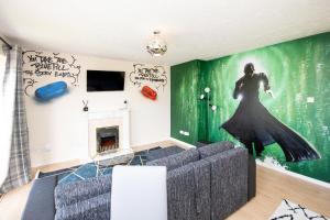 uma sala de estar com um sofá e uma parede verde em Escape The Matrix - 2 Bed Flat in City Centre with Free Parking em Southampton