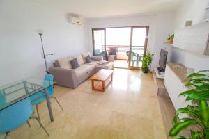 Posedenie v ubytovaní Very lightful apartment. Incredible sea views. Big terrace, Swimming pool. AC. Very close to Alicante city center.