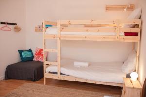 sypialnia z 2 łóżkami piętrowymi w pokoju w obiekcie Duplex familial proche plage et commerces w mieście Capbreton