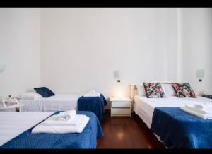 een kamer met 2 bedden en handdoeken erop bij B&B Residenza MALATERRA in Napels