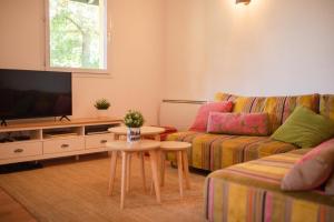 sala de estar con sofá y mesa en Duplex familial proche plage et commerces en Capbreton