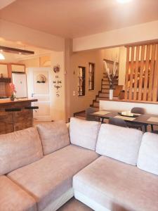 uma sala de estar com um sofá e uma mesa em Villa Angelo Porto Heli em Porto Heli