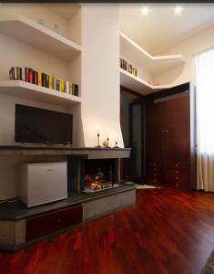 een woonkamer met een open haard en een flatscreen-tv bij B&B Residenza MALATERRA in Napels