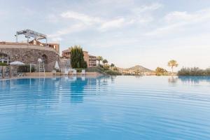 Bazén v ubytování Dans un cadre d'exception, Vue mer panoramique à Agay Côte d'Azur, Village Vacances Cap Estérel, T2 avec jardin, golf, climatisation, Wifi, 5 piscines nebo v jeho okolí