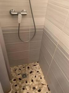 Koupelna v ubytování Dans un cadre d'exception, Vue mer panoramique à Agay Côte d'Azur, Village Vacances Cap Estérel, T2 avec jardin, golf, climatisation, Wifi, 5 piscines
