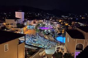 Bazén v ubytování Dans un cadre d'exception, Vue mer panoramique à Agay Côte d'Azur, Village Vacances Cap Estérel, T2 avec jardin, golf, climatisation, Wifi, 5 piscines nebo v jeho okolí
