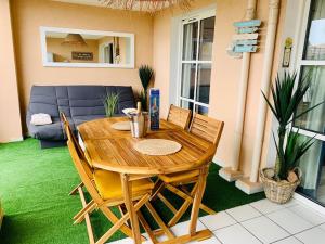 Posezení v ubytování Dans un cadre d'exception, Vue mer panoramique à Agay Côte d'Azur, Village Vacances Cap Estérel, T2 avec jardin, golf, climatisation, Wifi, 5 piscines