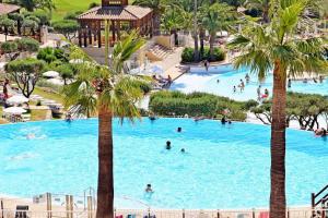Bazén v ubytování Dans un cadre d'exception, Vue mer panoramique à Agay Côte d'Azur, Village Vacances Cap Estérel, T2 avec jardin, golf, climatisation, Wifi, 5 piscines nebo v jeho okolí