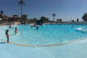 Bazén v ubytování Dans un cadre d'exception, Vue mer panoramique à Agay Côte d'Azur, Village Vacances Cap Estérel, T2 avec jardin, golf, climatisation, Wifi, 5 piscines nebo v jeho okolí + 37 fotografií