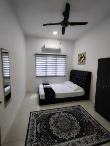 Ένα ή περισσότερα κρεβάτια σε δωμάτιο στο Homestay Temerloh with Private Pool Near Hospital 4 Bedroom 4 Aircond 10pax Free Wi-Fi Netflix