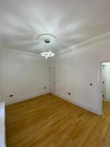 pusty pokój z białymi ścianami i drewnianą podłogą w obiekcie Luxury Apartment APT4 w mieście Wolverhampton