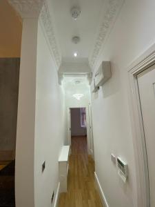 伍爾弗漢普頓的住宿－Luxury Apartment APT4，拥有白色墙壁和白色天花板的走廊