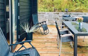 eine Terrasse mit einem Tisch und Stühlen auf einer Terrasse in der Unterkunft Amazing Home In Haderslev With Kitchen in Store Anslet