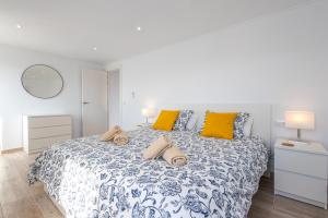 - une chambre dotée d'un lit bleu et blanc avec des oreillers jaunes dans l'établissement L'Ancora Sea, à Jávea 20 autres photos