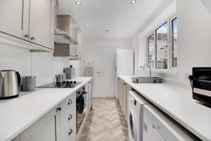 Η κουζίνα ή μικρή κουζίνα στο Sleek Gem Home in Houghton le Spring, Sleeps 5 +25 φωτογραφίες