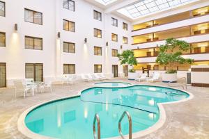 una piscina cubierta frente a un edificio en Four Points by Sheraton Bellingham Hotel & Conference Center en Bellingham