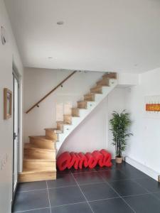 een trap met een rood bord in een kamer bij Welcome Villa moderne belle terrasse et jardin in LʼHay-les-Roses
